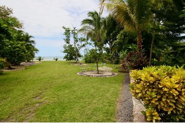 Venta de Casa Amoblada Frente al Mar en Costa Esmeralda