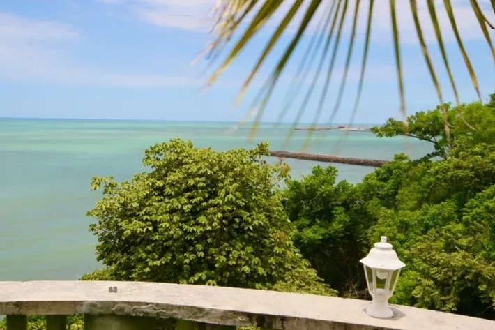 Venta de Casa Amoblada Frente al Mar en Costa Esmeralda