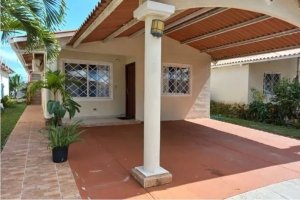 House for Rent with White Line in La Chorrera, West Panama