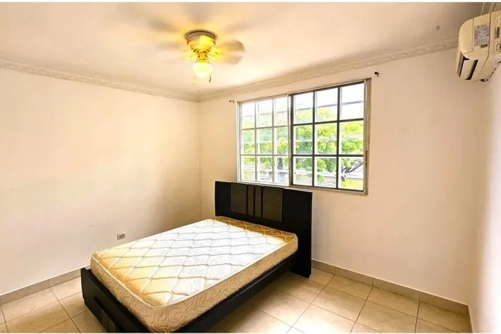 Venta de casa Duplex en Dorado Lakes, Condado Del Rey