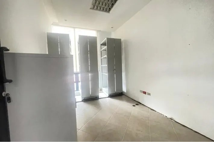 Alquiler de amplia oficina semi amoblada en Obarrio, Panamá
