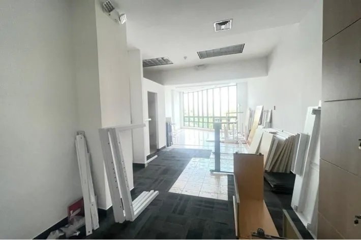 Alquiler de amplia oficina semi amoblada en Obarrio, Panamá