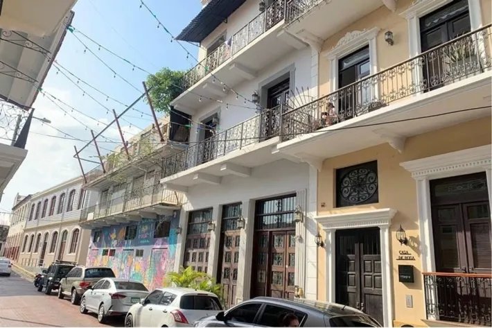 Five-level commercial house for sale in Casco Antiguo