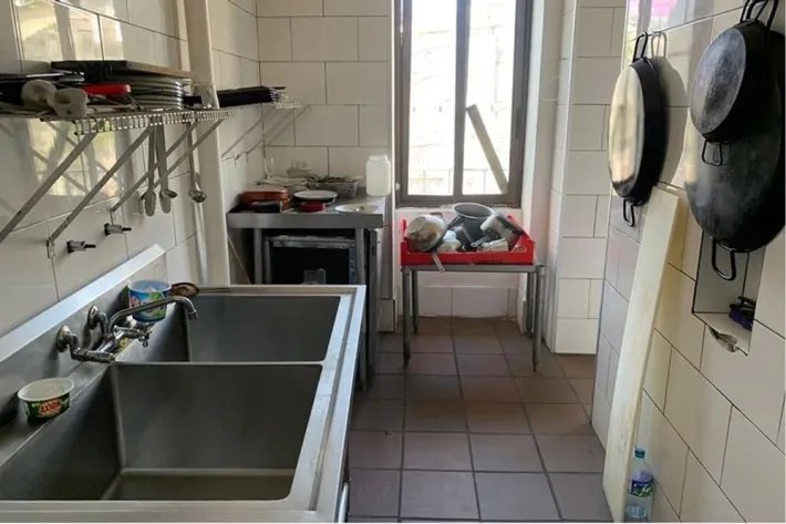 Venta de casa comercial con cinco niveles, Casco Antiguo