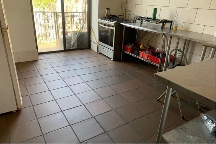 Venta de casa comercial con cinco niveles, Casco Antiguo