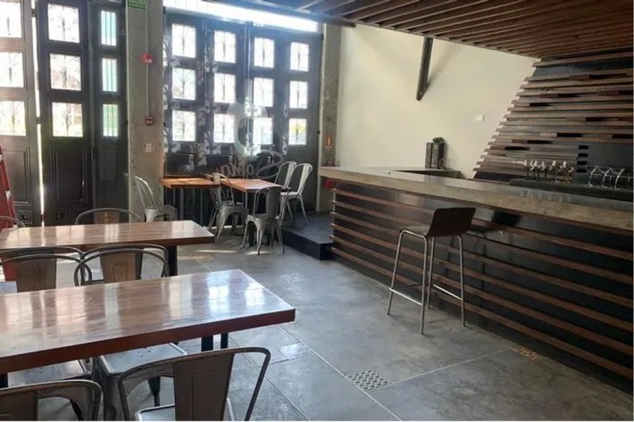 Venta de casa comercial con cinco niveles, Casco Antiguo