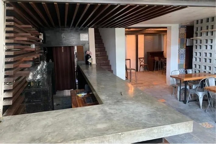 Venta de casa comercial con cinco niveles, Casco Antiguo