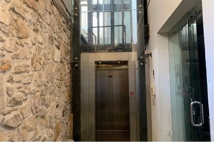 Venta de casa comercial con cinco niveles, Casco Antiguo
