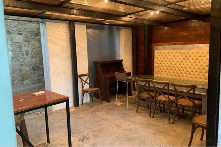 Venta de casa comercial con cinco niveles, Casco Antiguo