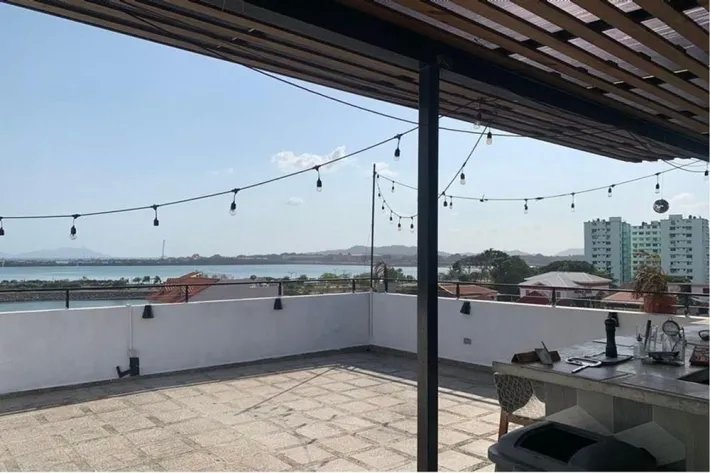 Venta de casa comercial con cinco niveles, Casco Antiguo