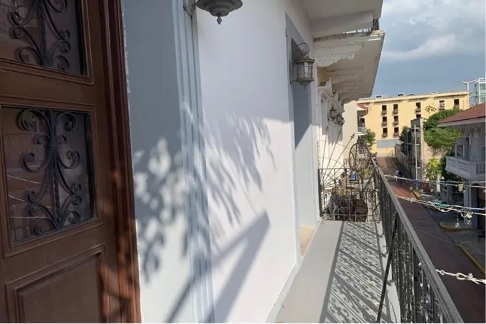 Venta de casa comercial con cinco niveles, Casco Antiguo