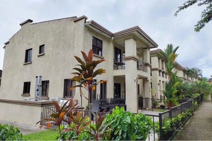 Venta de Town Home en Embassy Club, Clayton