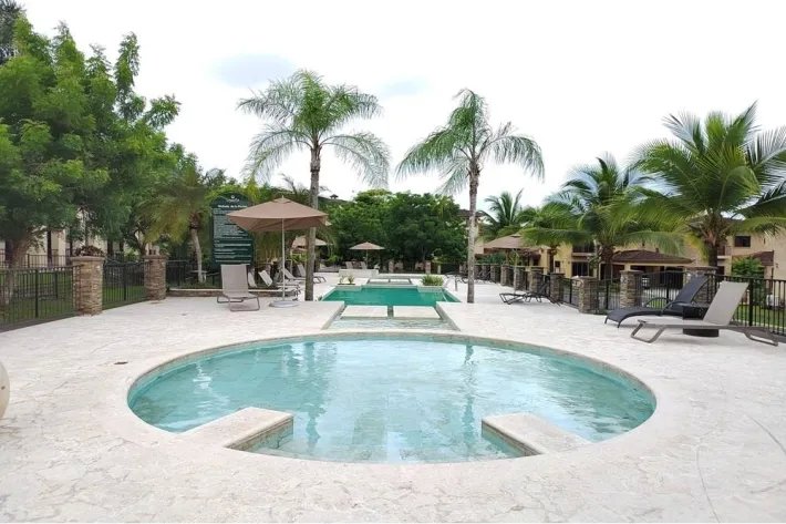 Venta de Town Home en Embassy Club, Clayton