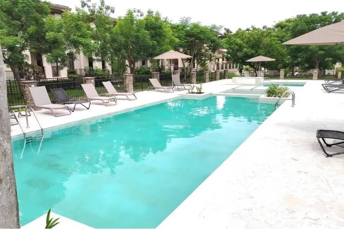 Venta de Town Home en Embassy Club, Clayton