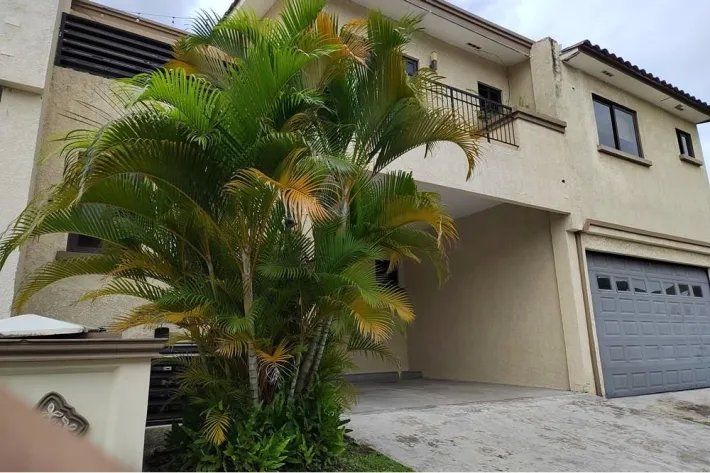 Venta de Town Home en Embassy Club, Clayton
