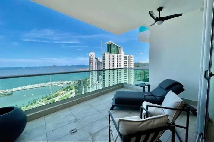 Se vende apartamento amueblado en Avenida Balboa, Panamá