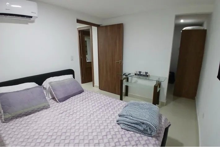 Alquiler de céntrico apartamento amoblado en Vía España, cerca del metro