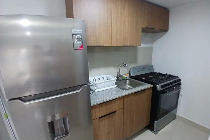 Alquiler de céntrico apartamento amoblado en Vía España, cerca del metro