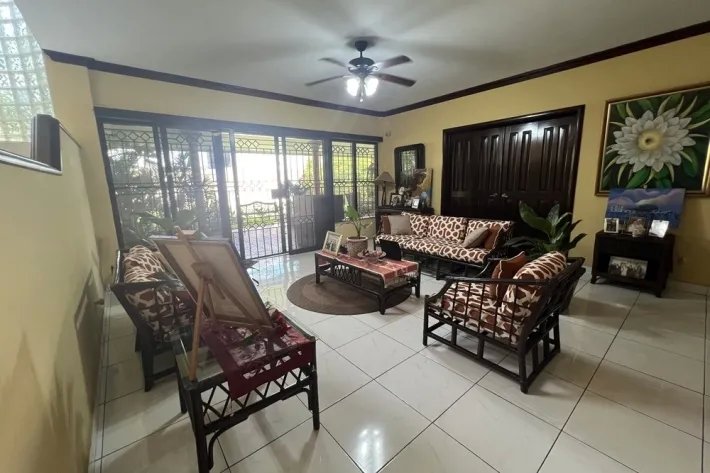 House for sale in Los Angeles, Betania