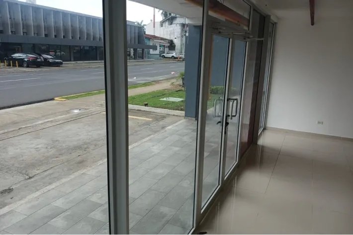 Alquiler de local comercial en Plaza Signature Point, Bella Vista, Panamá