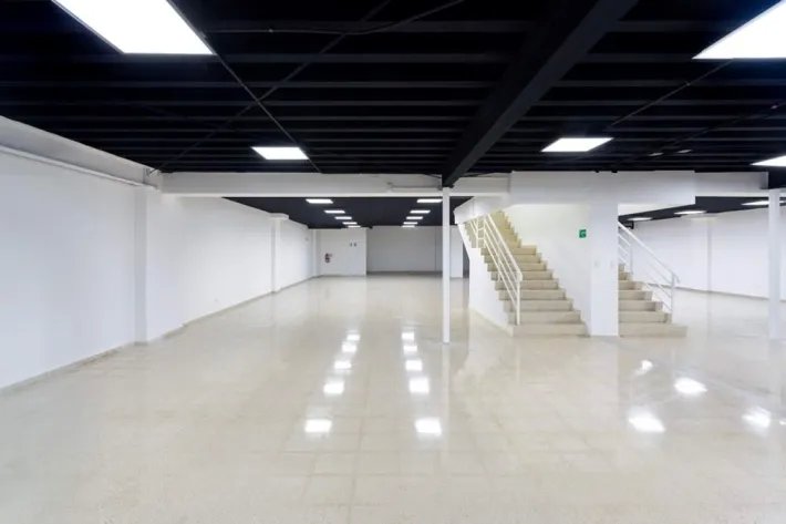 Se alquila local comercial en Plaza Agora en Chanis, Parque Lefevre