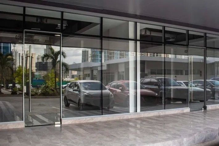 Alquiler de locales comerciales en Sunset Strip, Avenida Vía Israel