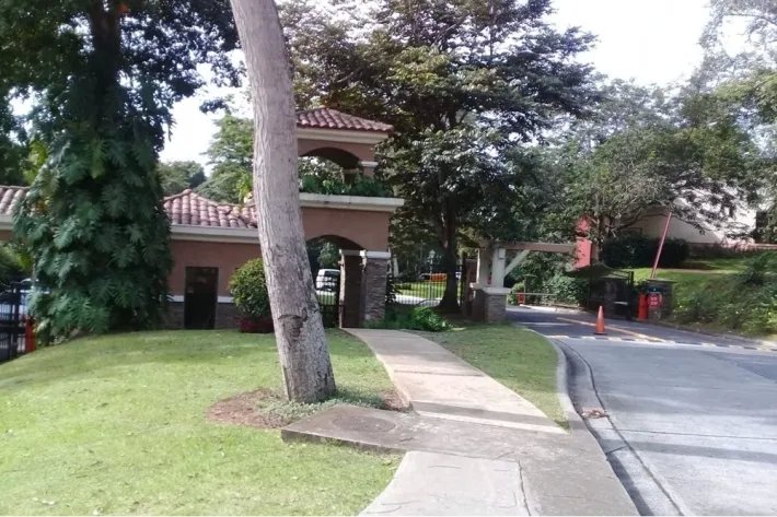 Venta de Penthouse amoblado en PH Embassy Club, Clayton, Ancón