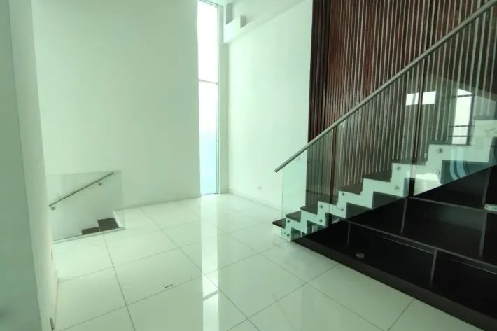 Se vende moderna casa en Altos del Golf
