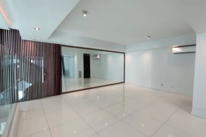 Se vende moderna casa en Altos del Golf