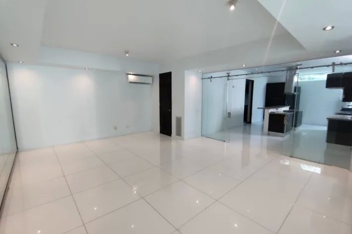 Se vende moderna casa en Altos del Golf