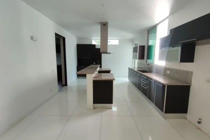 Se vende moderna casa en Altos del Golf