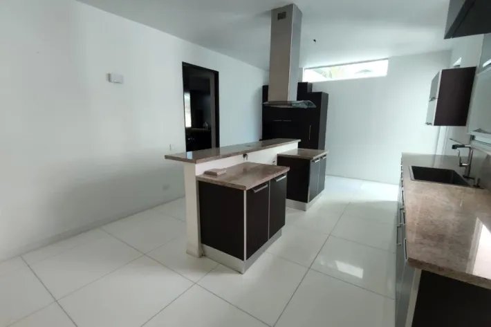 Se vende moderna casa en Altos del Golf