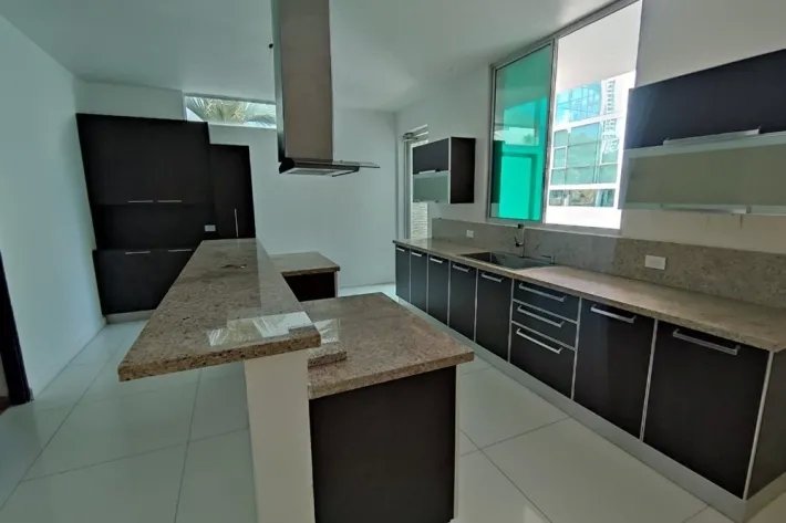 Se vende moderna casa en Altos del Golf