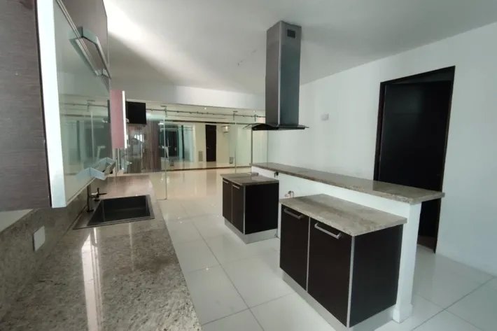 Se vende moderna casa en Altos del Golf