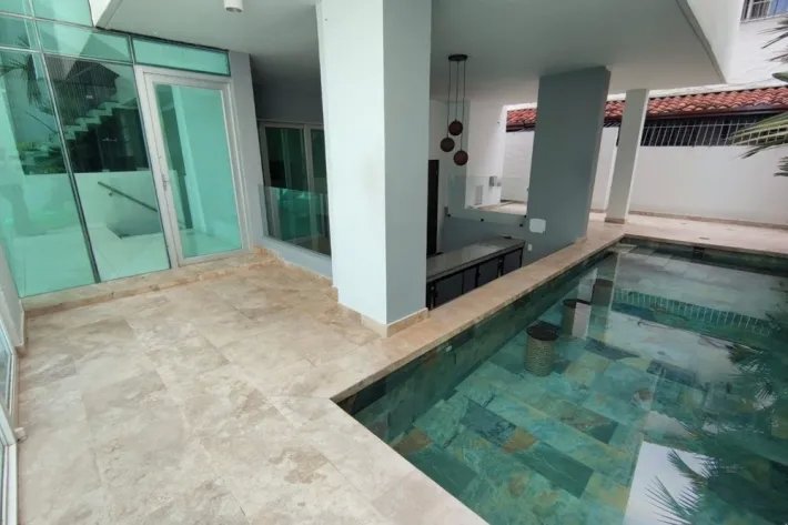 Se vende moderna casa en Altos del Golf
