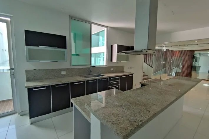 Se vende moderna casa en Altos del Golf