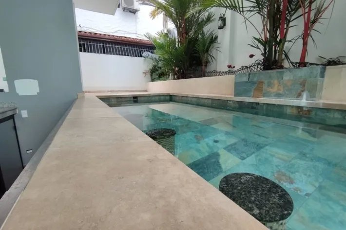 Se vende moderna casa en Altos del Golf