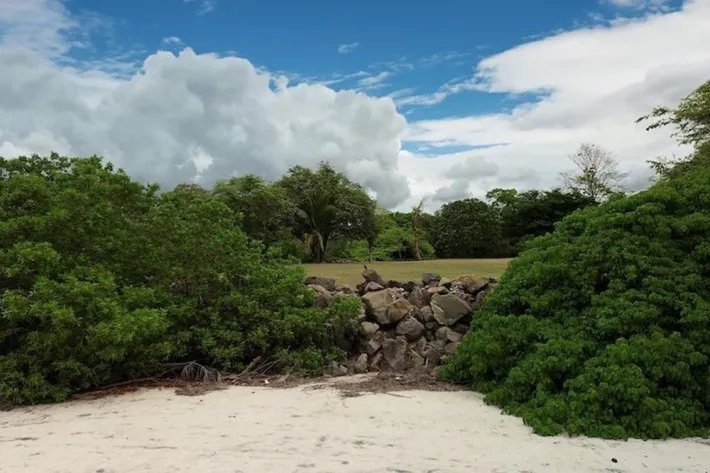 Lote de terreno frente al mar en venta en Punta Roca, San Carlos