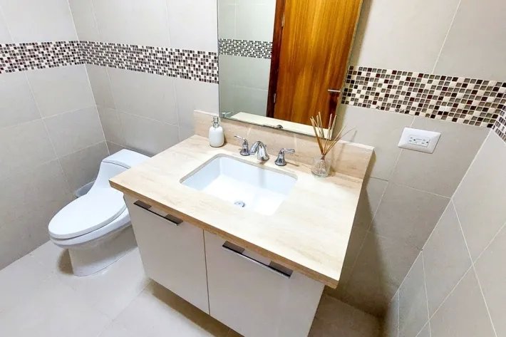 Venta de apartamento amoblado en Residencial Altamar, Casamar, San Carlos