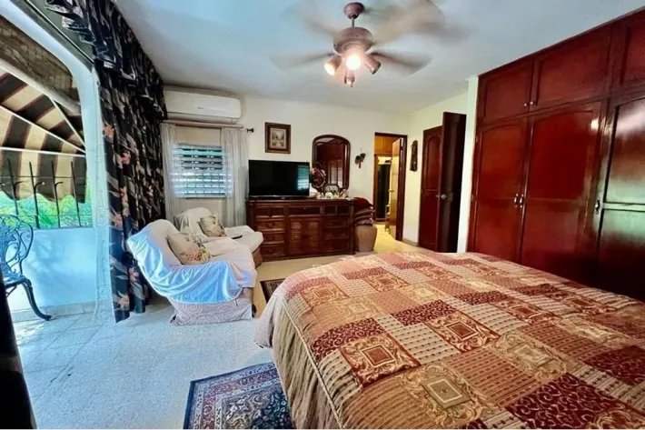 Venta de casa de 3 niveles en Hato Pintado, Panamá