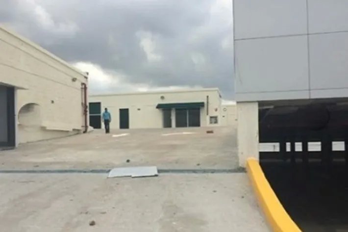 Warehouse for rent between Via Transistmica and Via España