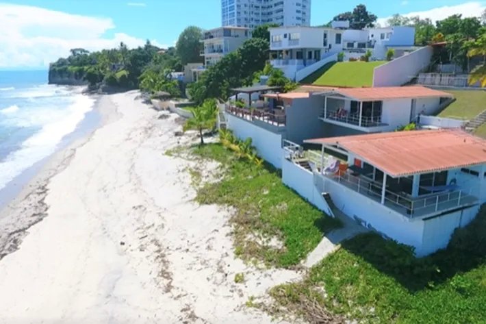 Venta de casa frente al mar en Playa Corona, San Carlos