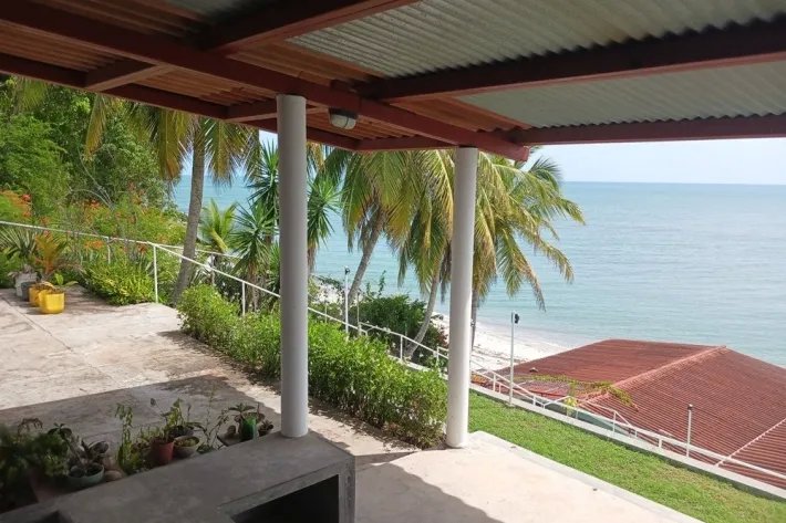 Venta de casa frente al mar en Playa Corona, San Carlos