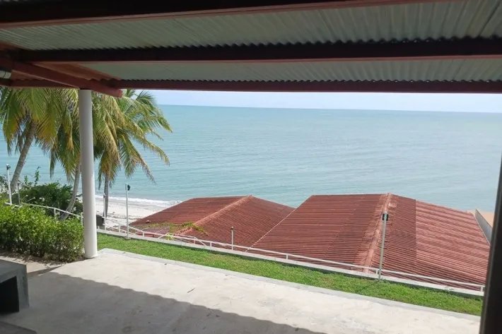 Venta de casa frente al mar en Playa Corona, San Carlos