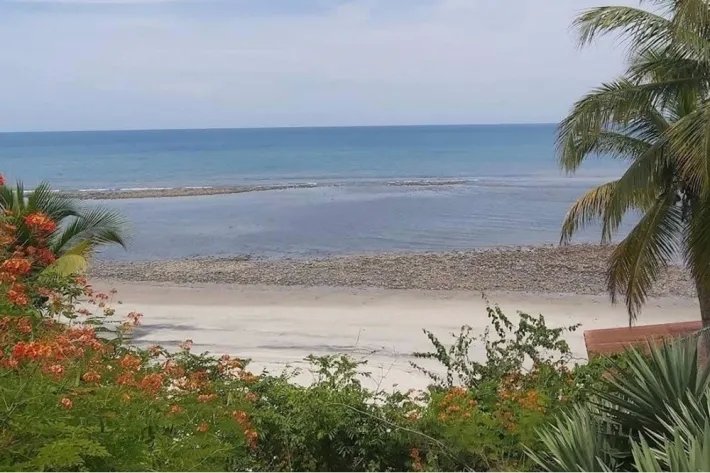 Venta de casa frente al mar en Playa Corona, San Carlos