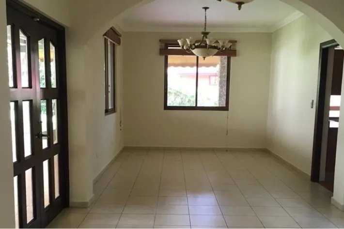 Venta de casa vacía en Residencial Camino de Cruces, Clayton, Panamá