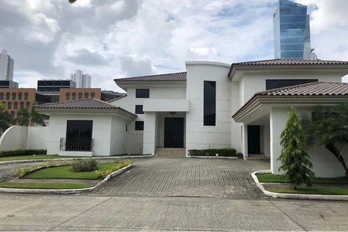 Empty house for sale in Paseo del Parque, Costa del Este, Panama