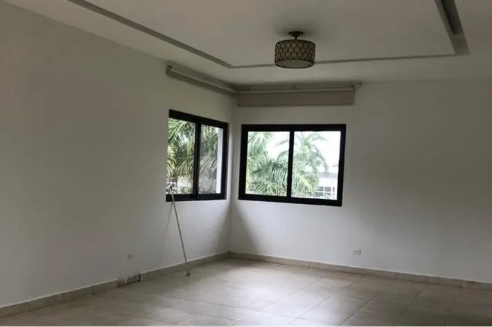 Venta de casa vacía en Paseo del Parque, Costa del Este, Panamá