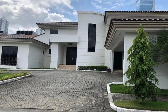 Venta de casa vacía en Paseo del Parque, Costa del Este, Panamá