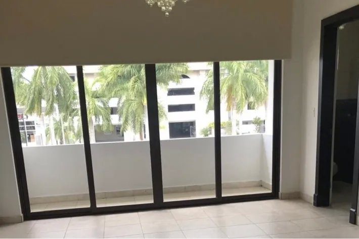 Venta de casa vacía en Paseo del Parque, Costa del Este, Panamá